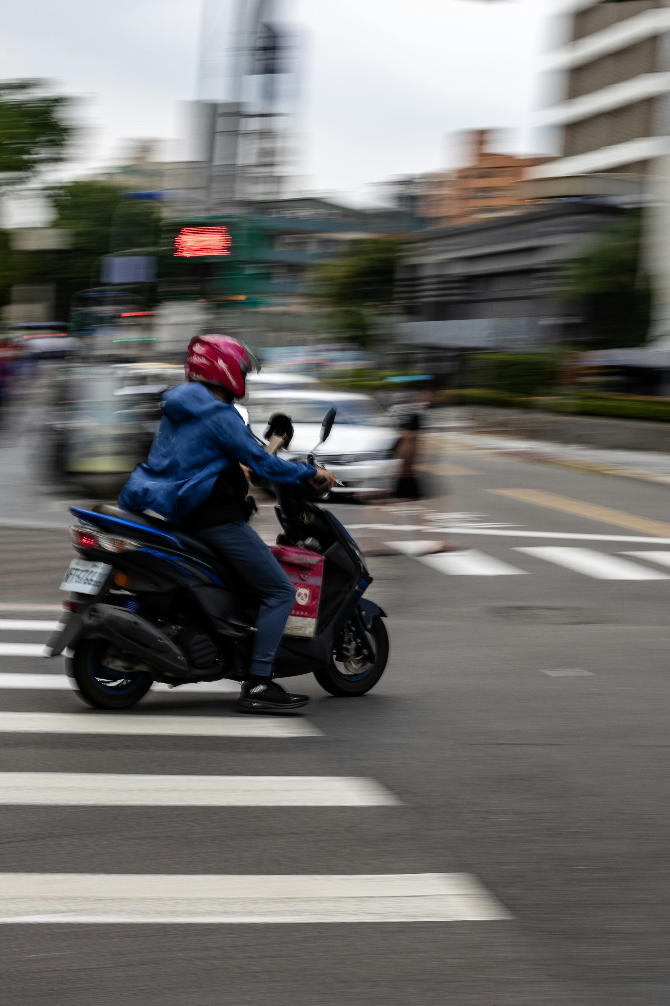 Persona desplazandose en scooter electrica por la ciudad